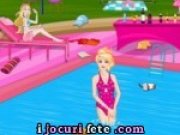 Barbie curata piscina