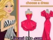 Joc de cusut o rochie pentru Barbie
